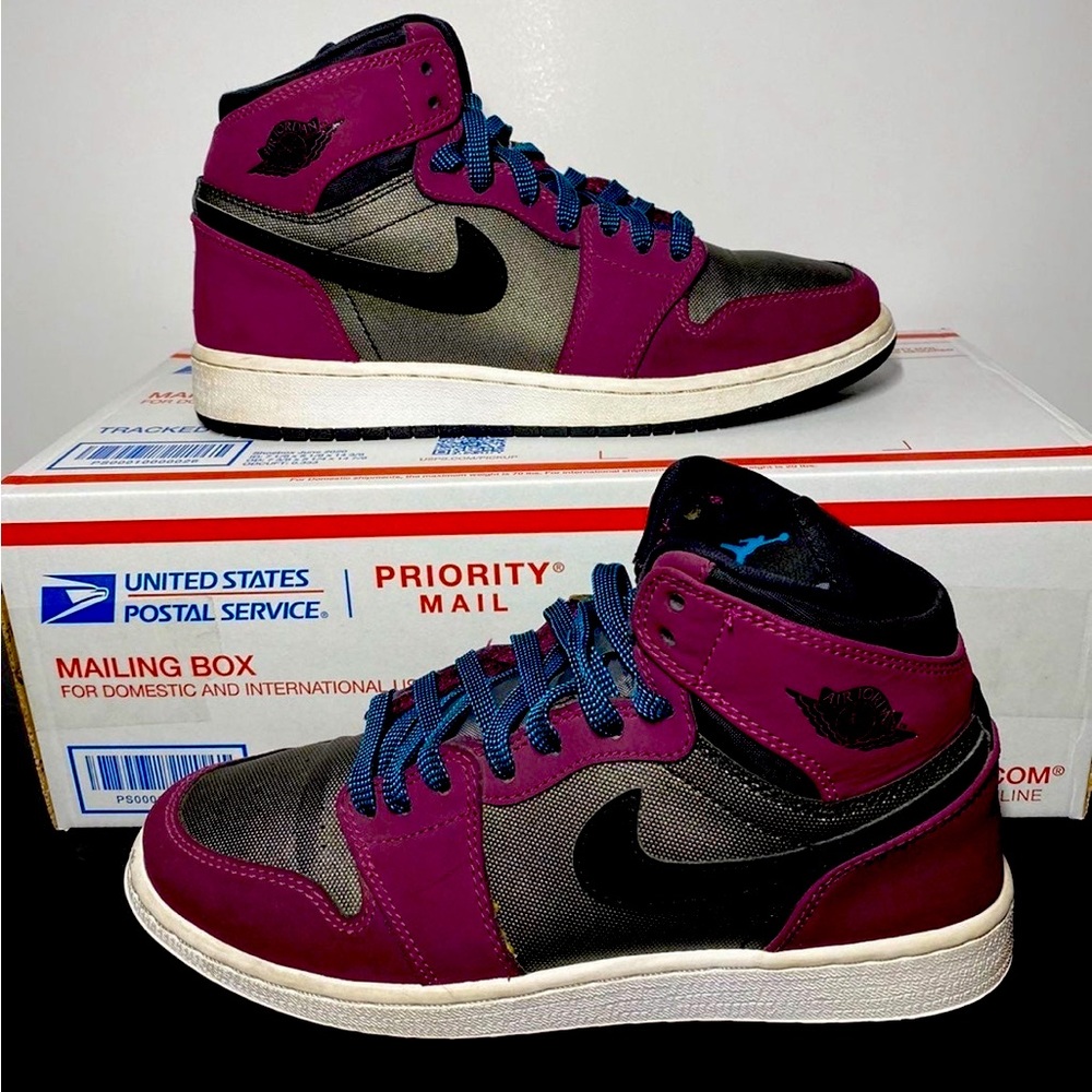 Nike Air Jordan 1 Retro High GG Mulberry Size 7Y(332148-505) Preloved condition